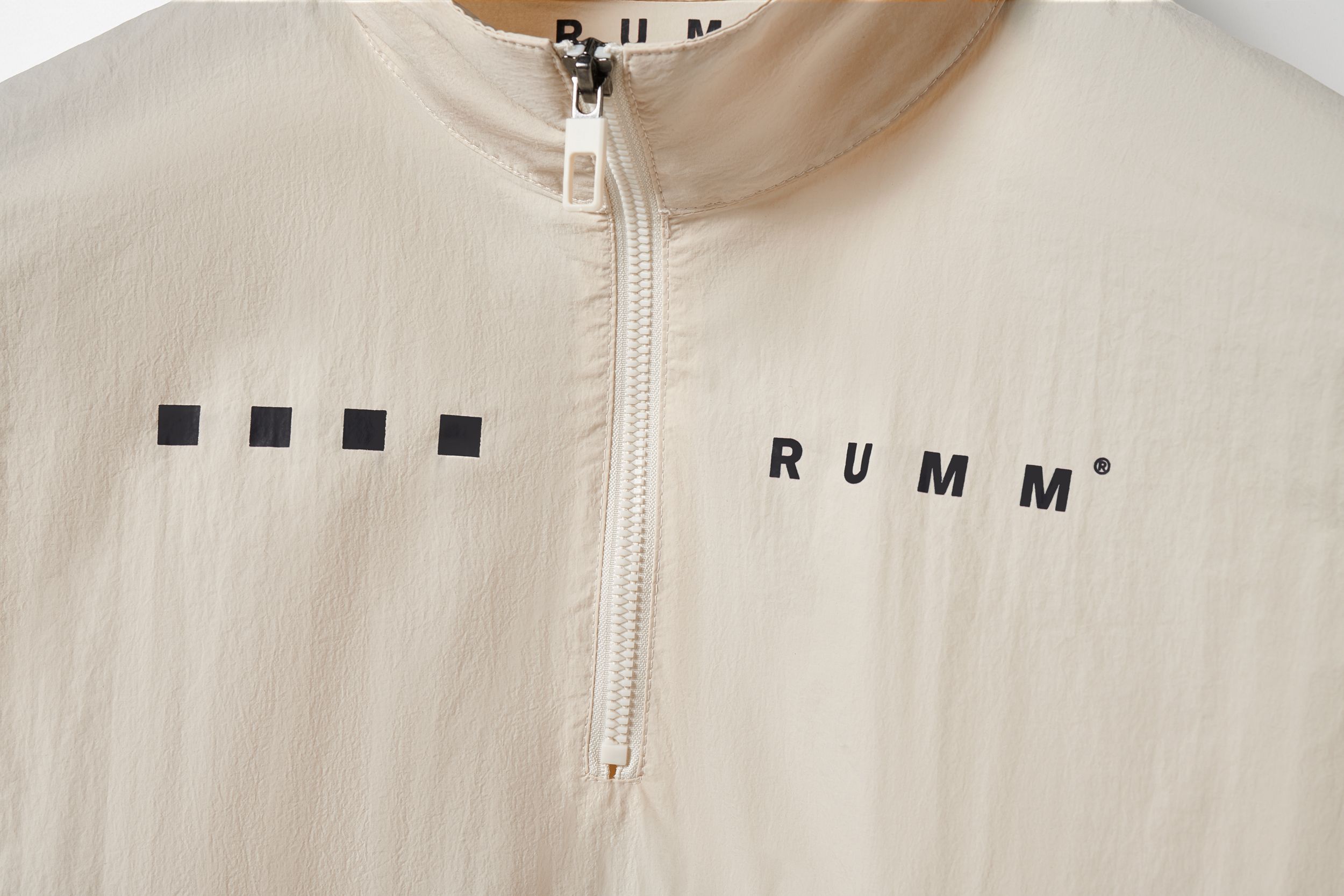 RUMM CORTAVIENTOS MUJER CROP TOP BEIGE - Imagen 3