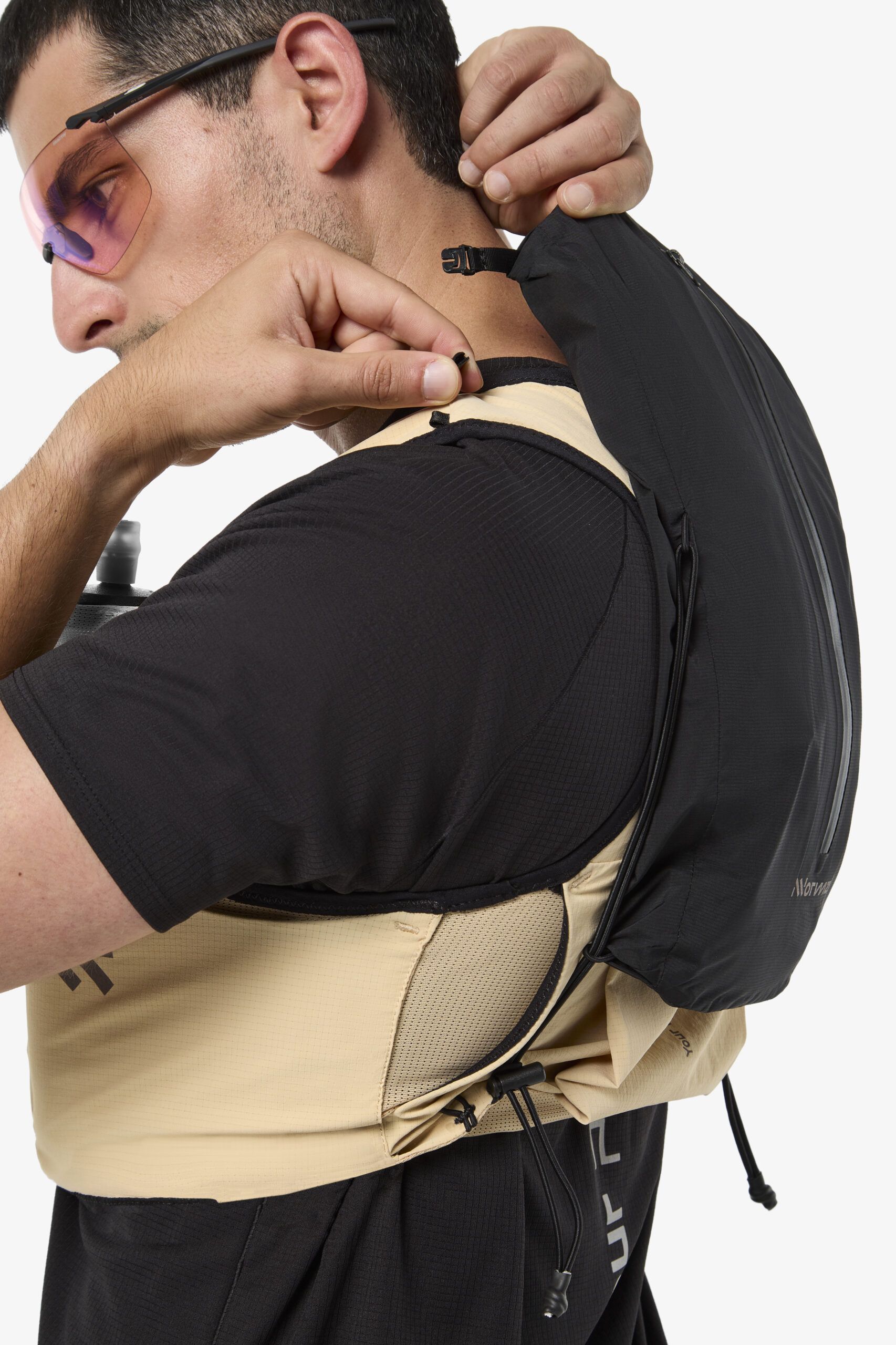 NNORMAL MOCHILA CHALECO MODULAR TRAIL BEIGE - Imagen 7