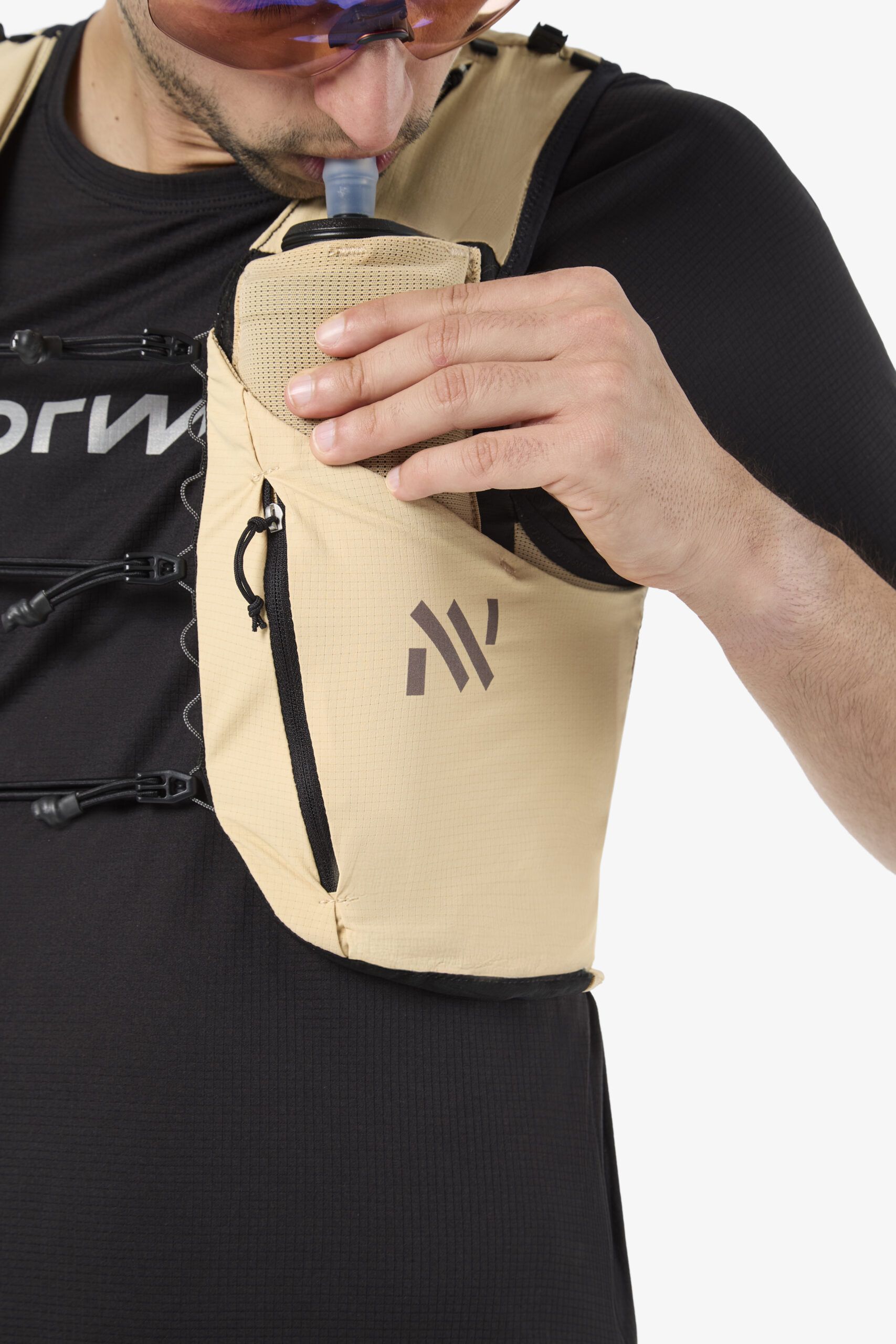 NNORMAL MOCHILA CHALECO MODULAR TRAIL BEIGE - Imagen 12